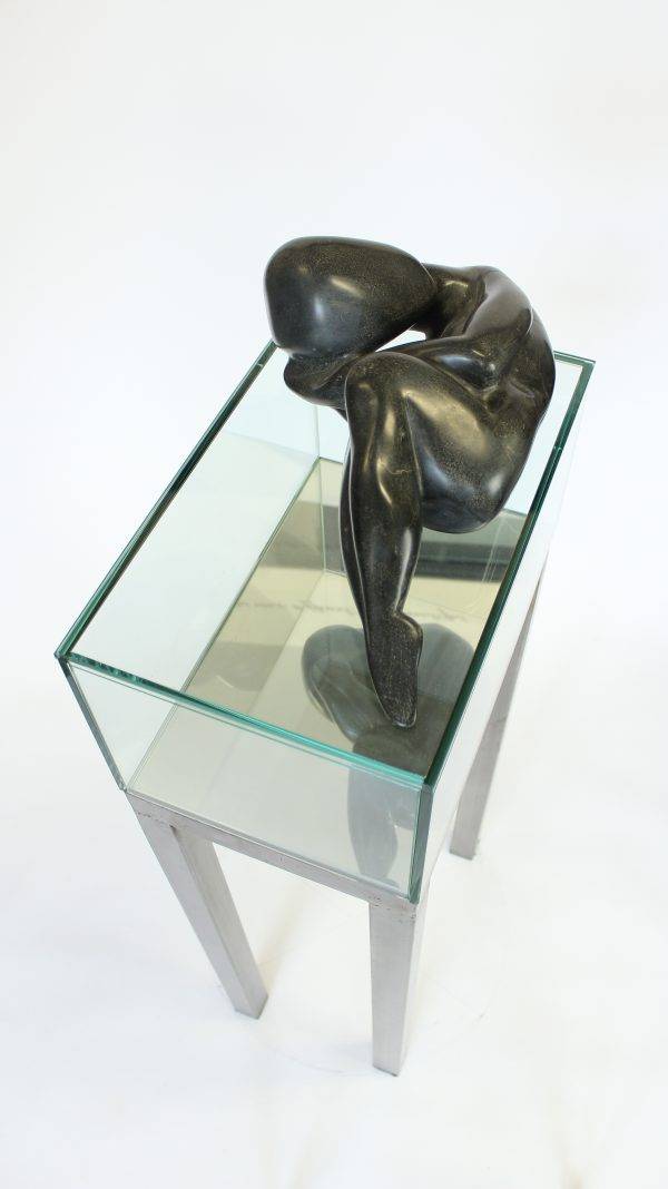 (dis)tension, 25 x 35 x 100 cm, serpentine sculpture on metal and glass base