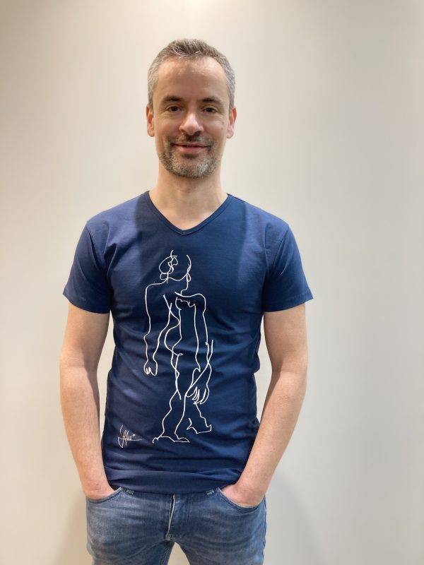 Dark blue T-shirt with figure drawn blind by Jofke
