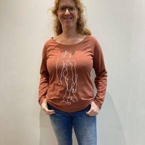 Reddish-brown T-shirt with figure drawn blind by Jofke