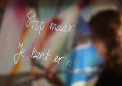 'Stop maar. Je bent er al,' citaat van Jofke. Tekstgravure in spiegel. Foto van Dalia de Jongh